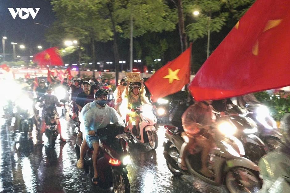 CĐV Hà Nội mở hội dưới mưa mừng ĐT Việt Nam thắng ĐT Thái Lan