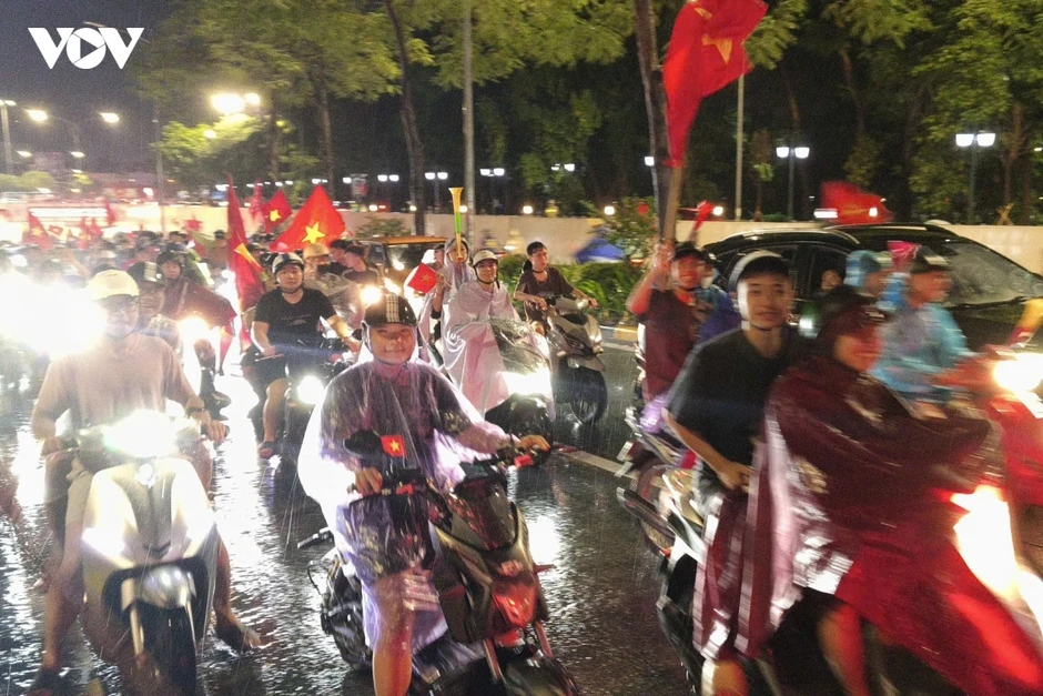 CĐV Hà Nội mở hội dưới mưa mừng ĐT Việt Nam thắng ĐT Thái Lan