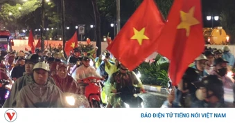 CĐV Hà Nội mở hội dưới mưa mừng ĐT Việt Nam thắng ĐT Thái Lan