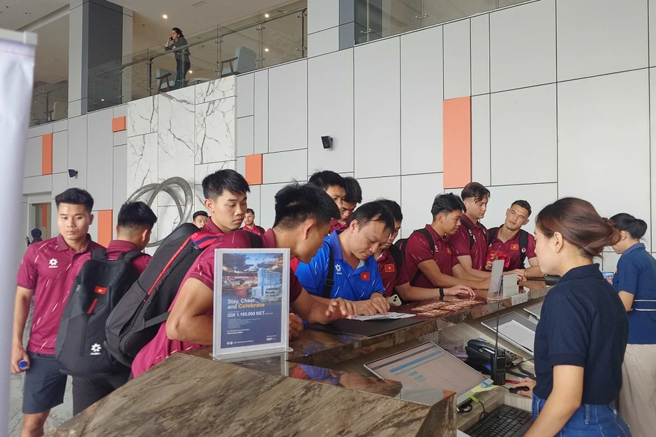 CĐV Indonesia bắn pháo hoa quanh khách sạn của tuyển Việt Nam lúc rạng sáng CĐV Indonesia bắn pháo hoa quanh khách sạn của tuyển Việt Nam lúc rạng sáng