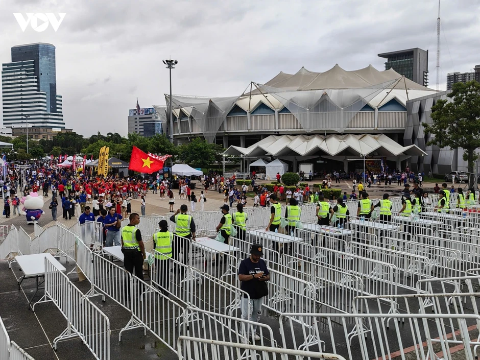 CĐV Việt Nam đội mưa tới Rajamangala tiếp lửa chung kết ASEAN Cup 2026 CĐV Việt Nam đội mưa tới Rajamangala tiếp lửa chung kết ASEAN Cup 2026