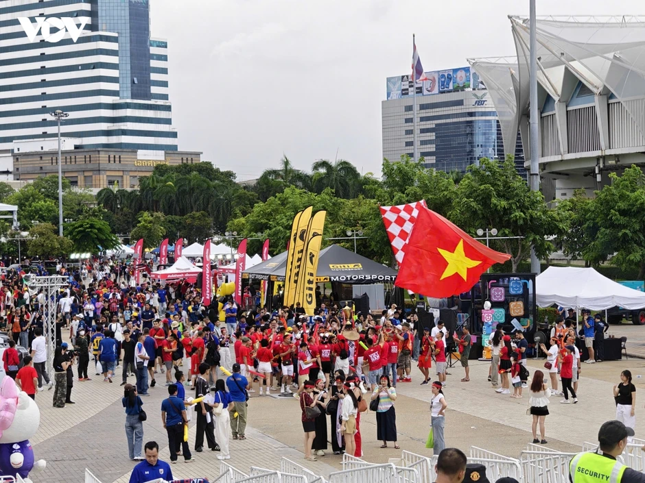 CĐV Việt Nam đội mưa tới Rajamangala tiếp lửa chung kết ASEAN Cup 2026 CĐV Việt Nam đội mưa tới Rajamangala tiếp lửa chung kết ASEAN Cup 2026