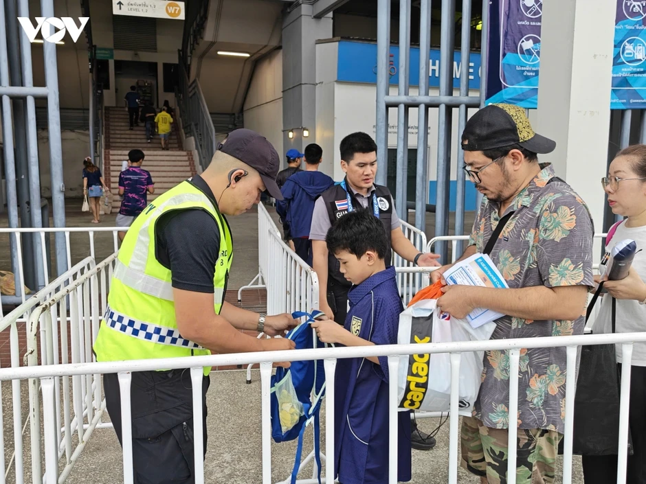CĐV Việt Nam đội mưa tới Rajamangala tiếp lửa chung kết ASEAN Cup 2026 CĐV Việt Nam đội mưa tới Rajamangala tiếp lửa chung kết ASEAN Cup 2026