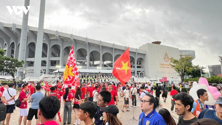 CĐV Việt Nam đội mưa tới Rajamangala tiếp lửa chung kết ASEAN Cup 2026 CĐV Việt Nam đội mưa tới Rajamangala tiếp lửa chung kết ASEAN Cup 2026
