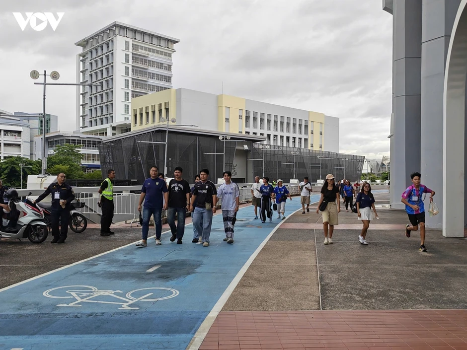 CĐV Việt Nam đội mưa tới Rajamangala tiếp lửa chung kết ASEAN Cup 2026 CĐV Việt Nam đội mưa tới Rajamangala tiếp lửa chung kết ASEAN Cup 2026