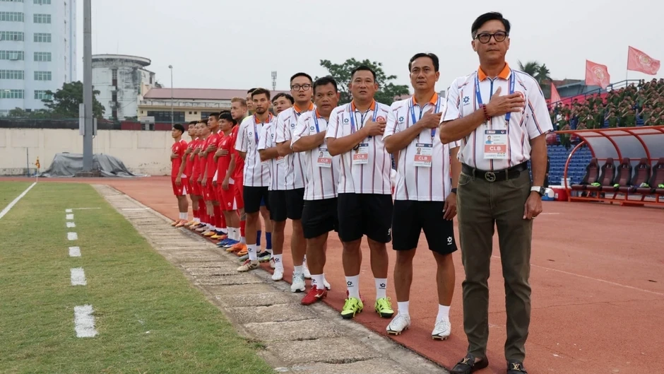 CLB CA TP.HCM chia tay HLV Lê Huỳnh Đức, ai sẽ ngồi vào "ghế nóng"? CLB CA TP.HCM chia tay HLV Lê Huỳnh Đức, ai sẽ ngồi vào "ghế nóng"?
