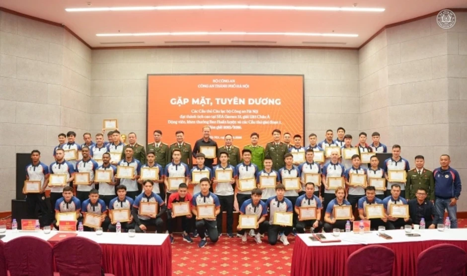 CLB Công an Hà Nội sẵn sàng để cầu thủ ra nước ngoài thi đấu CLB Công an Hà Nội sẵn sàng để cầu thủ ra nước ngoài thi đấu