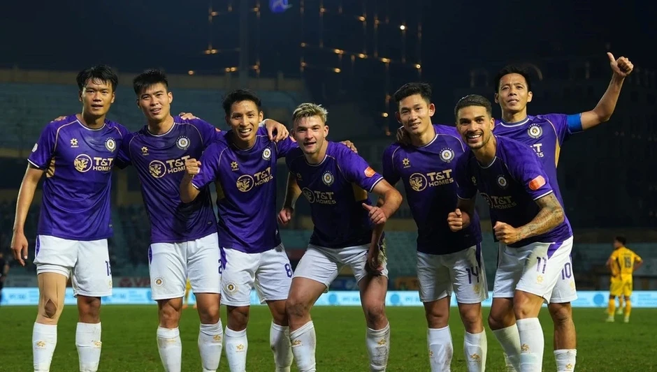 CLB Hà Nội chỉ còn kém Ninh Bình 1 điểm