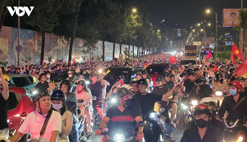 Cổ động viên TP.HCM đổ ra đường ăn mừng chiến thắng của Đội tuyển Việt Nam Cổ động viên TP.HCM đổ ra đường ăn mừng chiến thắng của Đội tuyển Việt Nam