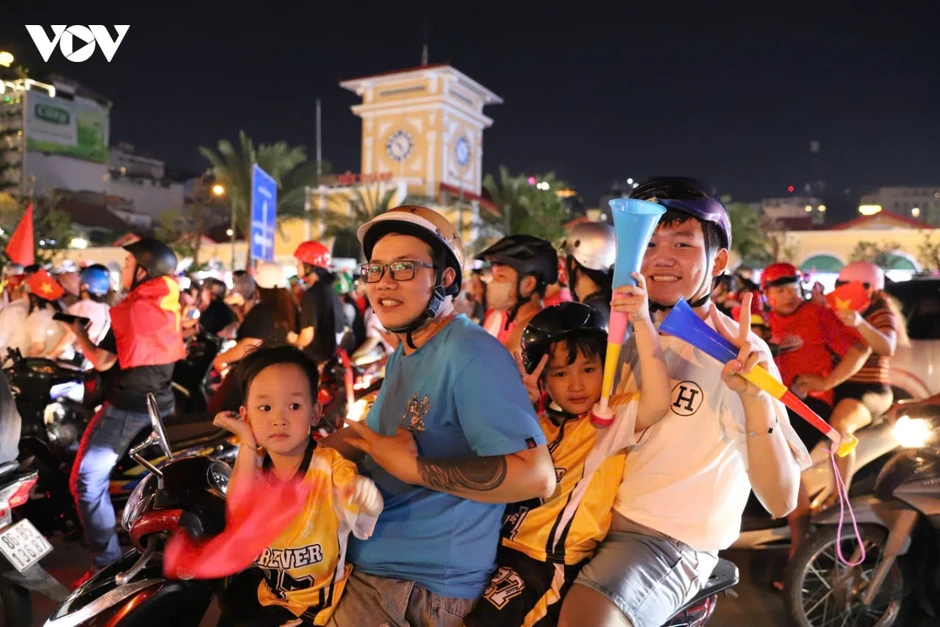 Cổ động viên TP.HCM đổ ra đường ăn mừng chiến thắng của Đội tuyển Việt Nam Cổ động viên TP.HCM đổ ra đường ăn mừng chiến thắng của Đội tuyển Việt Nam