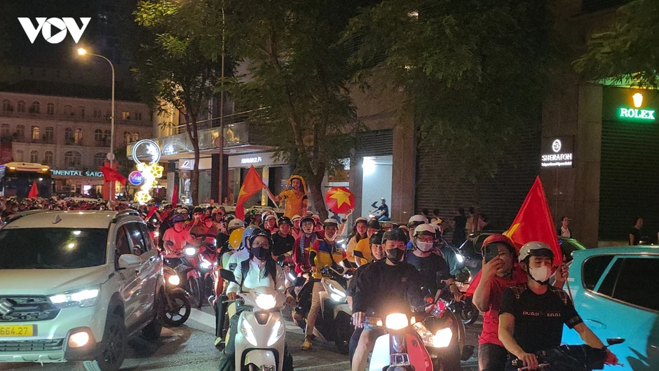 Cổ động viên TP.HCM đổ ra đường ăn mừng chiến thắng của Đội tuyển Việt Nam Cổ động viên TP.HCM đổ ra đường ăn mừng chiến thắng của Đội tuyển Việt Nam