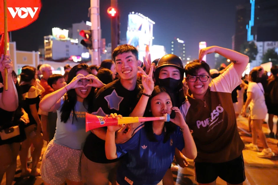 Cổ động viên TP.HCM đổ ra đường ăn mừng chiến thắng của Đội tuyển Việt Nam Cổ động viên TP.HCM đổ ra đường ăn mừng chiến thắng của Đội tuyển Việt Nam