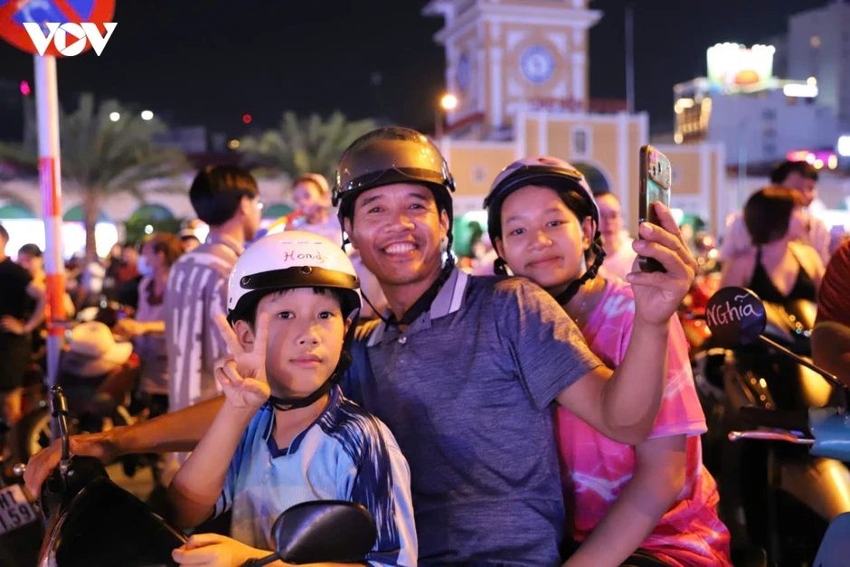 Cổ động viên TP.HCM đổ ra đường ăn mừng chiến thắng của Đội tuyển Việt Nam Cổ động viên TP.HCM đổ ra đường ăn mừng chiến thắng của Đội tuyển Việt Nam