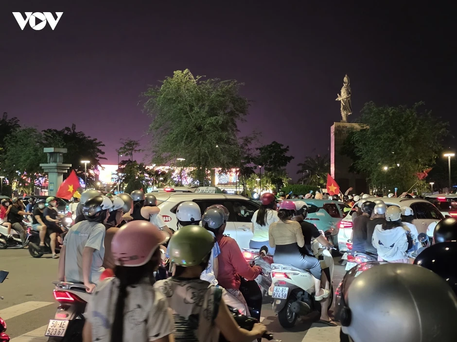 Cổ động viên TP.HCM đổ ra đường ăn mừng chiến thắng của Đội tuyển Việt Nam Cổ động viên TP.HCM đổ ra đường ăn mừng chiến thắng của Đội tuyển Việt Nam