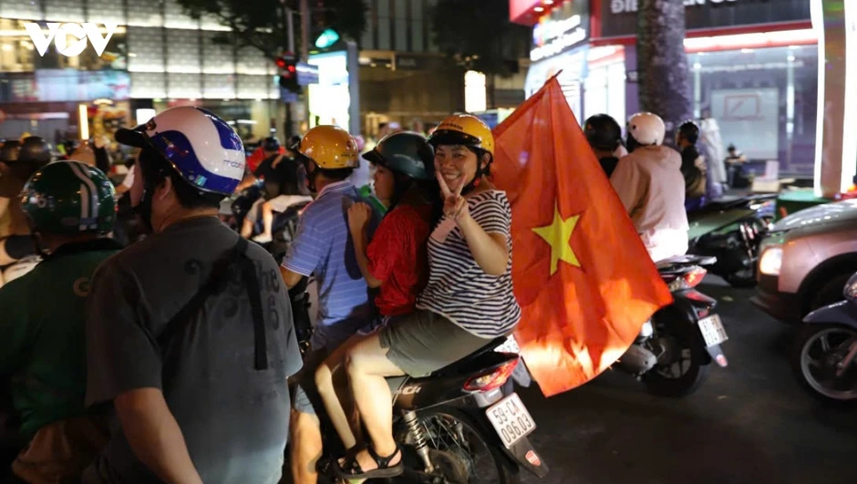 Cổ động viên TP.HCM đổ ra đường ăn mừng chiến thắng của Đội tuyển Việt Nam Cổ động viên TP.HCM đổ ra đường ăn mừng chiến thắng của Đội tuyển Việt Nam