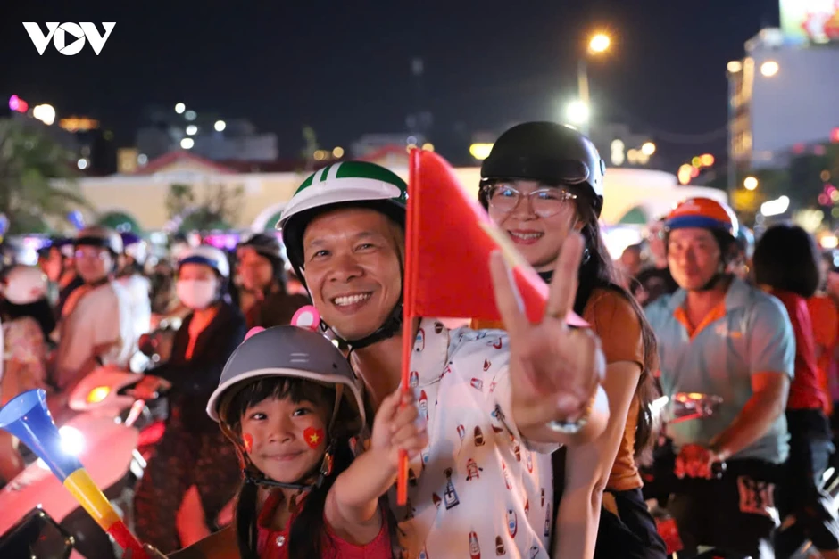 Cổ động viên TP.HCM đổ ra đường ăn mừng chiến thắng của Đội tuyển Việt Nam Cổ động viên TP.HCM đổ ra đường ăn mừng chiến thắng của Đội tuyển Việt Nam