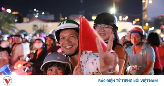 Cổ động viên TP.HCM đổ ra đường ăn mừng chiến thắng của Đội tuyển Việt Nam