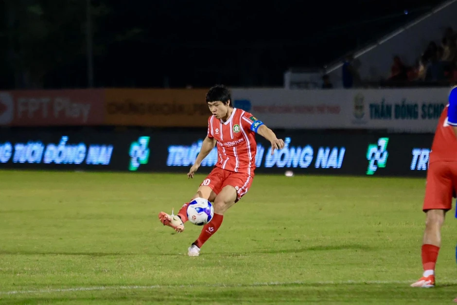 Công Phượng ghi siêu phẩm ngày tái xuất, Đồng Nai sắp lên V-League Công Phượng ghi siêu phẩm ngày tái xuất, Đồng Nai sắp lên V-League
