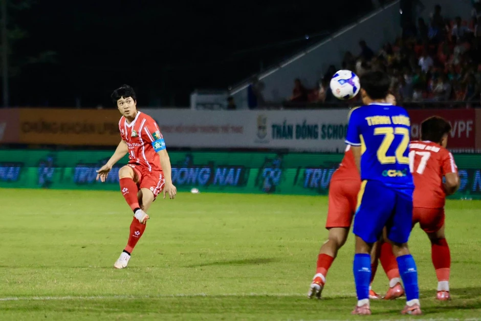 Công Phượng ghi siêu phẩm ngày tái xuất, Đồng Nai sắp lên V-League Công Phượng ghi siêu phẩm ngày tái xuất, Đồng Nai sắp lên V-League