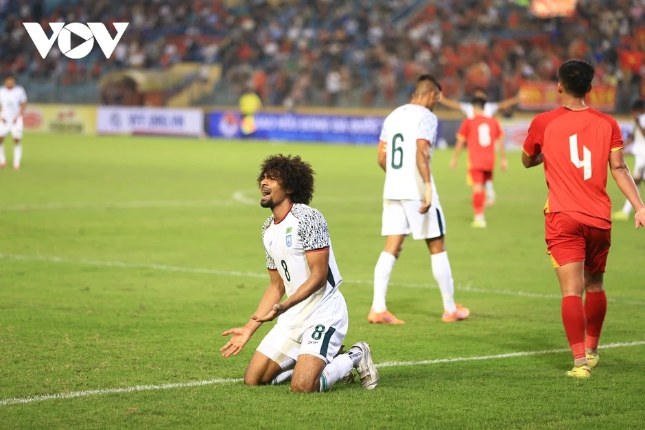 Cựu cầu thủ Ngoại hạng Anh mệt nhoài trước dàn sao ĐT Việt Nam Cựu cầu thủ Ngoại hạng Anh mệt nhoài trước dàn sao ĐT Việt Nam