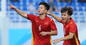 Cựu sao U23 Việt Nam chịu cái kết đắng khi tái hiện cú húc đầu của Zidane