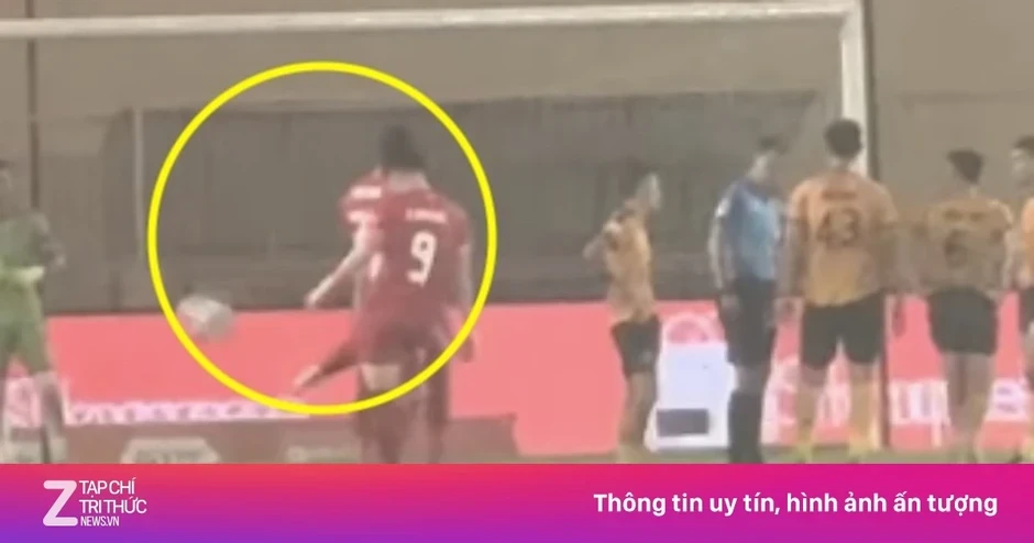 Đình Bắc đá quả bóng đi khi bị tranh phạt đền Đình Bắc đá quả bóng đi khi bị tranh phạt đền