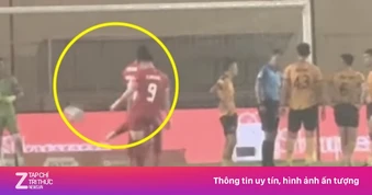 Đình Bắc đá quả bóng đi khi bị tranh phạt đền