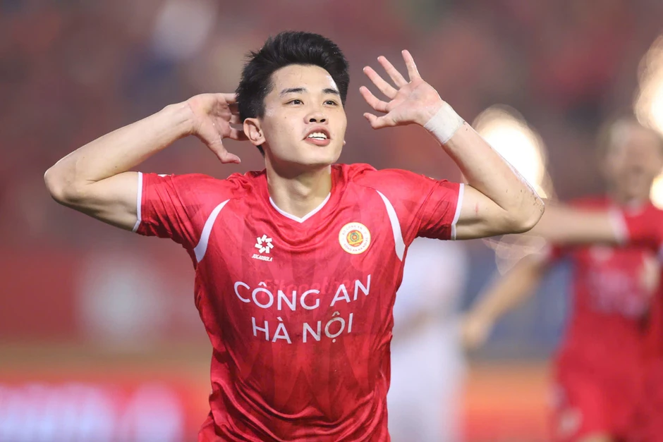 Đình Bắc giúp CAHN tiến sát ngôi vương V-League Đình Bắc giúp CAHN tiến sát ngôi vương V-League