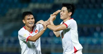 Đình Bắc nhận điểm 10, chia sẻ về màn ăn mừng ở trận thắng 7-0