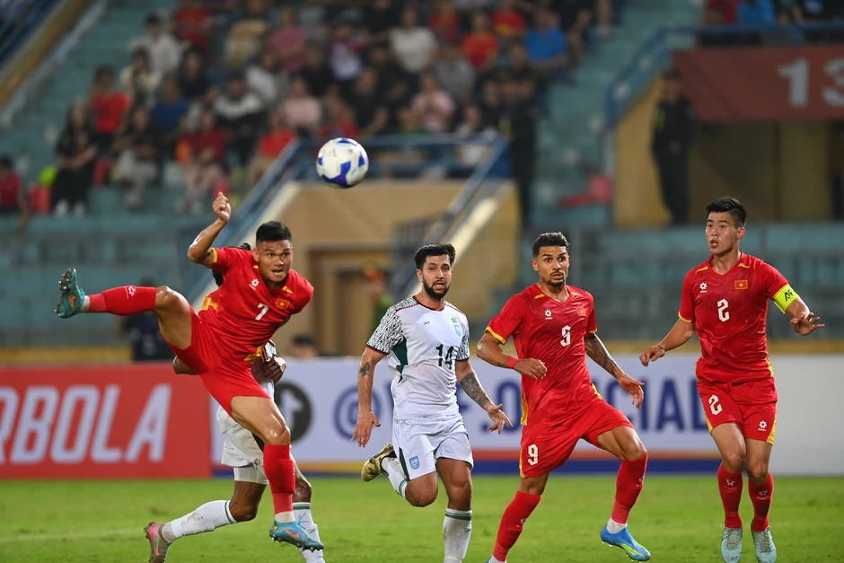 Đỗ Hoàng Hên ra mắt trong trận thắng 3-0 của tuyển Việt Nam Đỗ Hoàng Hên ra mắt trong trận thắng 3-0 của tuyển Việt Nam