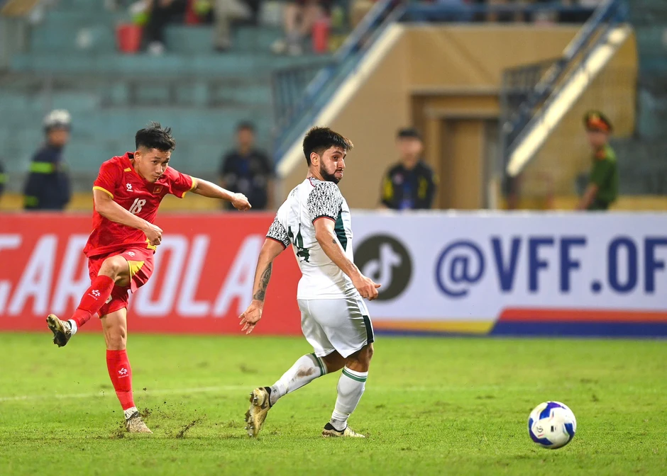 Đỗ Hoàng Hên ra mắt trong trận thắng 3-0 của tuyển Việt Nam Đỗ Hoàng Hên ra mắt trong trận thắng 3-0 của tuyển Việt Nam