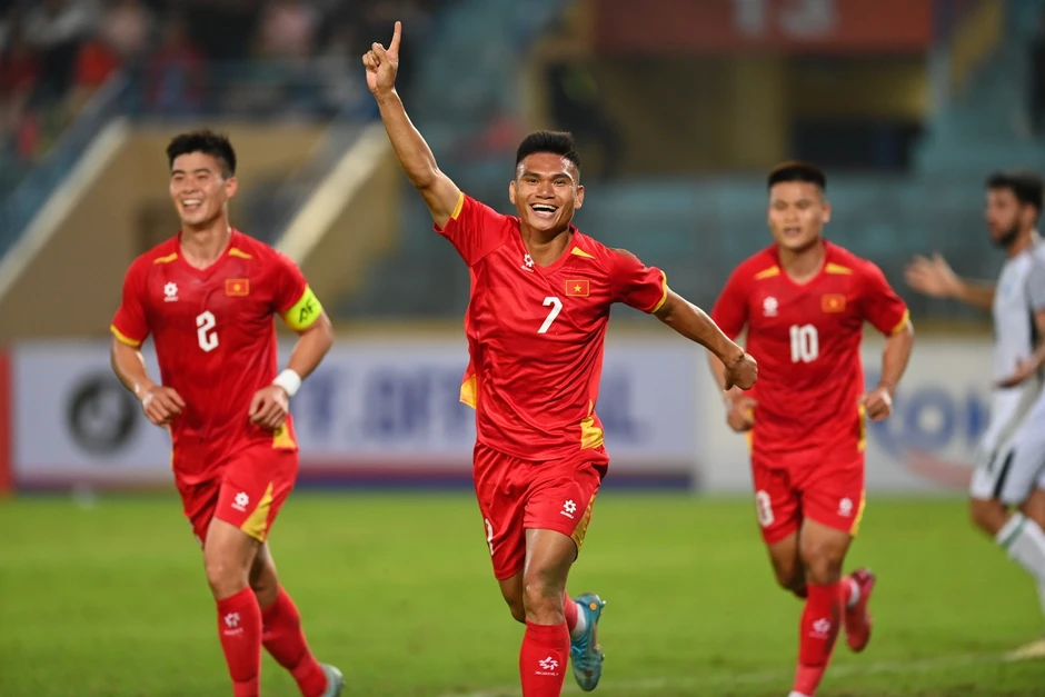 Đỗ Hoàng Hên ra mắt trong trận thắng 3-0 của tuyển Việt Nam Đỗ Hoàng Hên ra mắt trong trận thắng 3-0 của tuyển Việt Nam