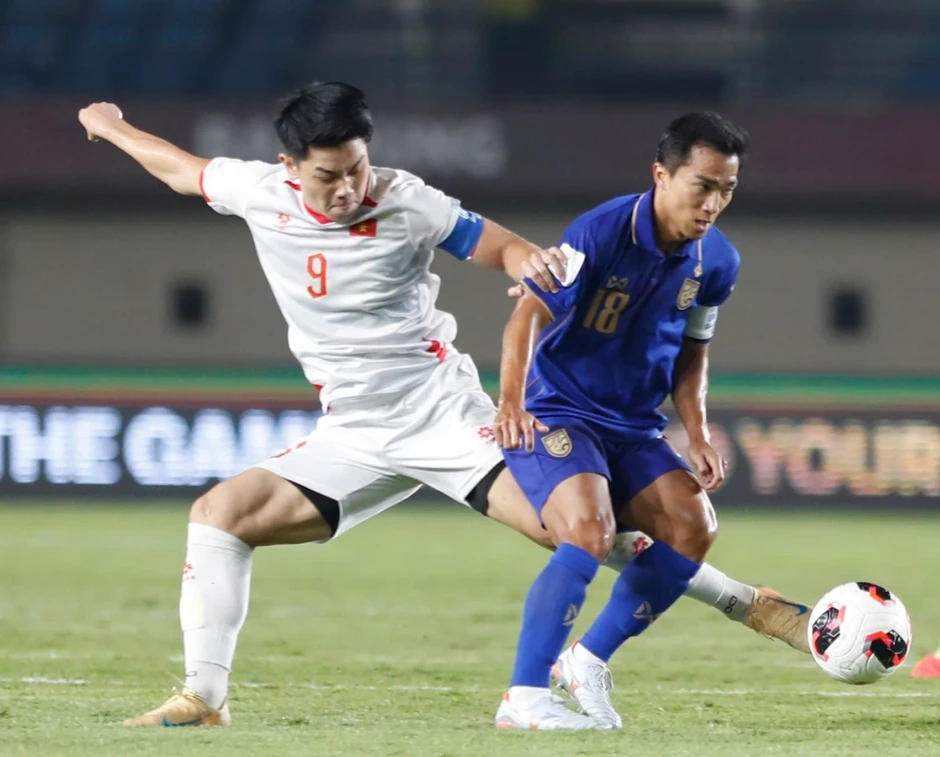 Đội tuyển Việt Nam tụt hạng FIFA sau trận thua Thái Lan Đội tuyển Việt Nam tụt hạng FIFA sau trận thua Thái Lan