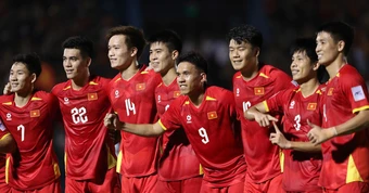 ĐT Việt Nam áp sát top 100 FIFA, Malaysia tụt 14 bậc