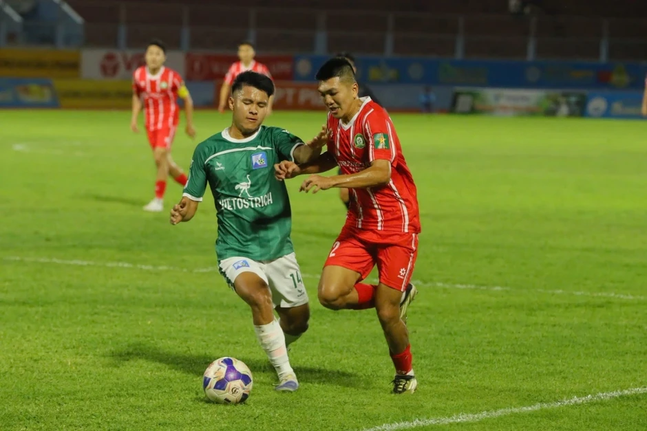 Dương Văn Khoa ghi bàn từ giữa sân, bóng đá Việt Nam chứng kiến hiện tượng thú vị