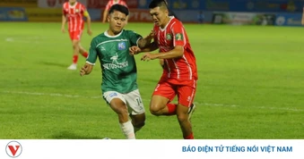 Dương Văn Khoa ghi bàn từ giữa sân, bóng đá Việt Nam chứng kiến hiện tượng thú vị