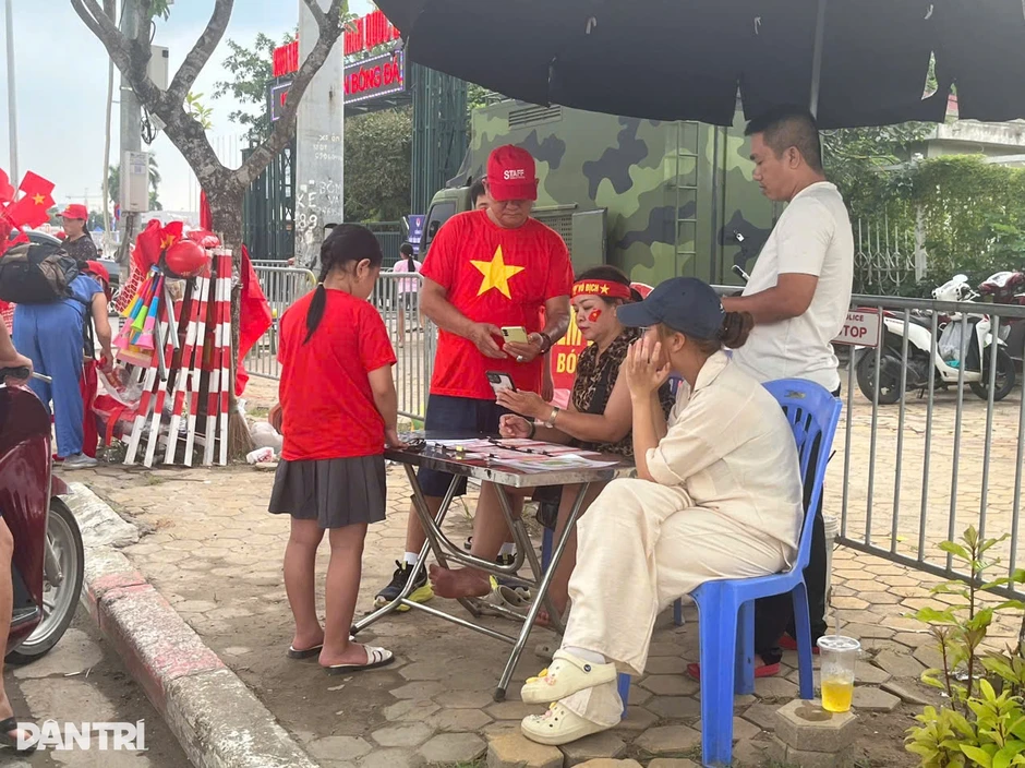 Giá vé trận tuyển Việt Nam - Singapore tăng cao trước giờ bóng lăn Giá vé trận tuyển Việt Nam - Singapore tăng cao trước giờ bóng lăn