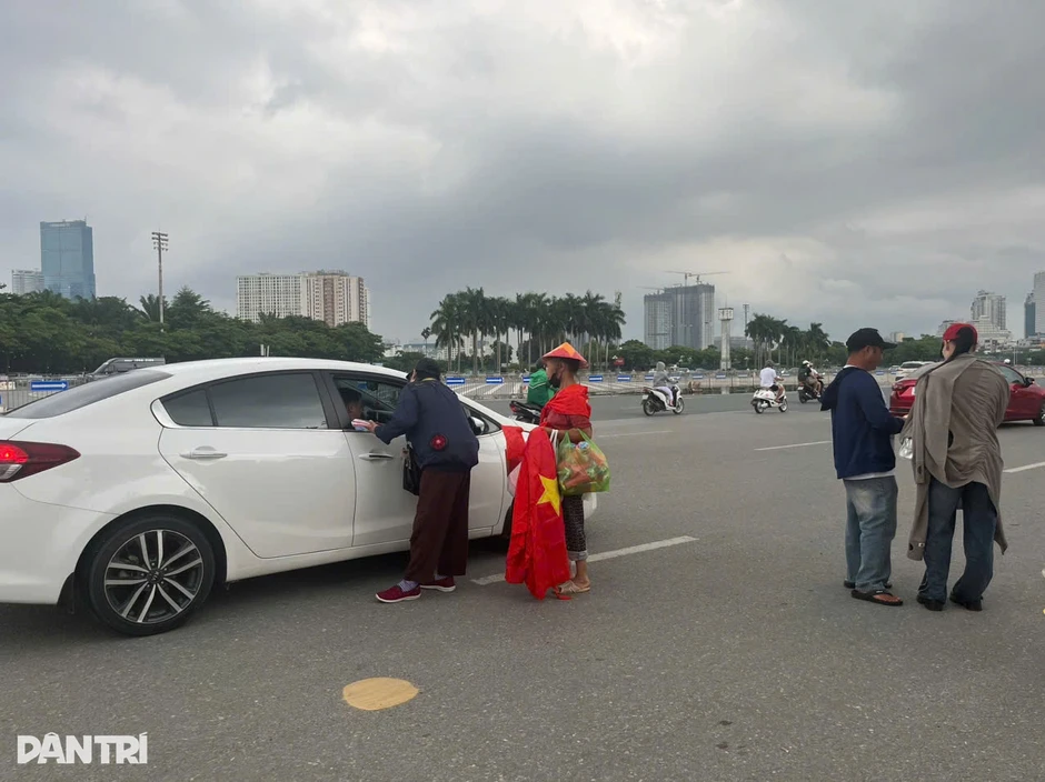Giá vé trận tuyển Việt Nam - Singapore tăng cao trước giờ bóng lăn Giá vé trận tuyển Việt Nam - Singapore tăng cao trước giờ bóng lăn