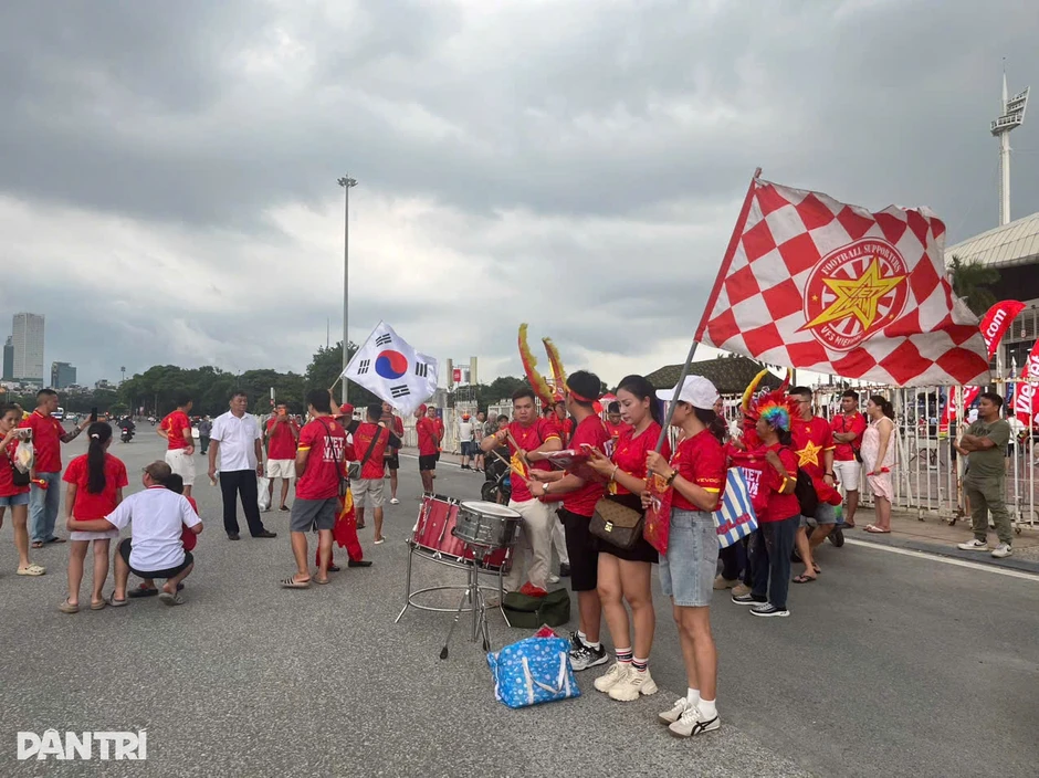 Giá vé trận tuyển Việt Nam - Singapore tăng cao trước giờ bóng lăn Giá vé trận tuyển Việt Nam - Singapore tăng cao trước giờ bóng lăn