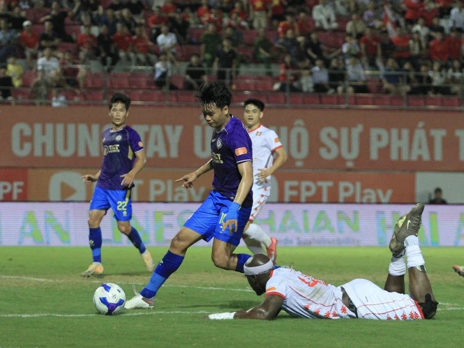 Hà Nội FC vấp ngã, CAHN tiến gần hơn đến ngôi vô địch V-League Hà Nội FC vấp ngã, CAHN tiến gần hơn đến ngôi vô địch V-League