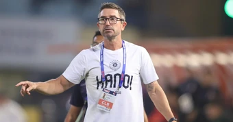 Harry Kewell khen hết lời tiền vệ đang trong 'tầm ngắm' của ông Kim Sang Sik