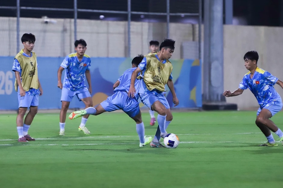 HLV Cristiano Roland làm công tác tư tưởng với U17 Việt Nam