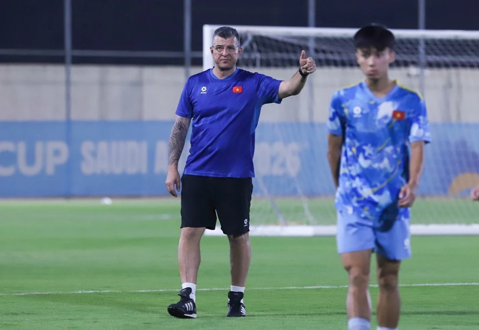 HLV Cristiano Roland làm công tác tư tưởng với U17 Việt Nam