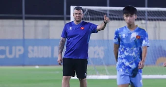 HLV Cristiano Roland làm công tác tư tưởng với U17 Việt Nam