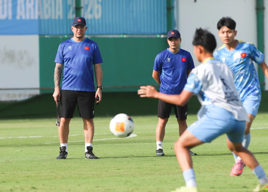 HLV Cristiano Roland yêu cầu U17 Việt Nam chơi đơn giản để thắng UAE