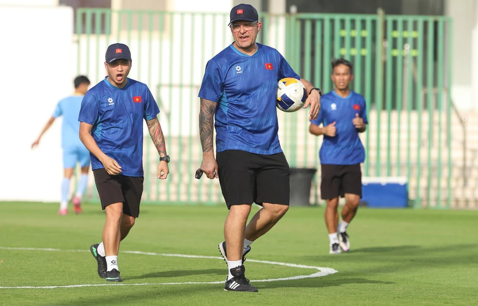 HLV Cristiano Roland yêu cầu U17 Việt Nam chơi đơn giản để thắng UAE