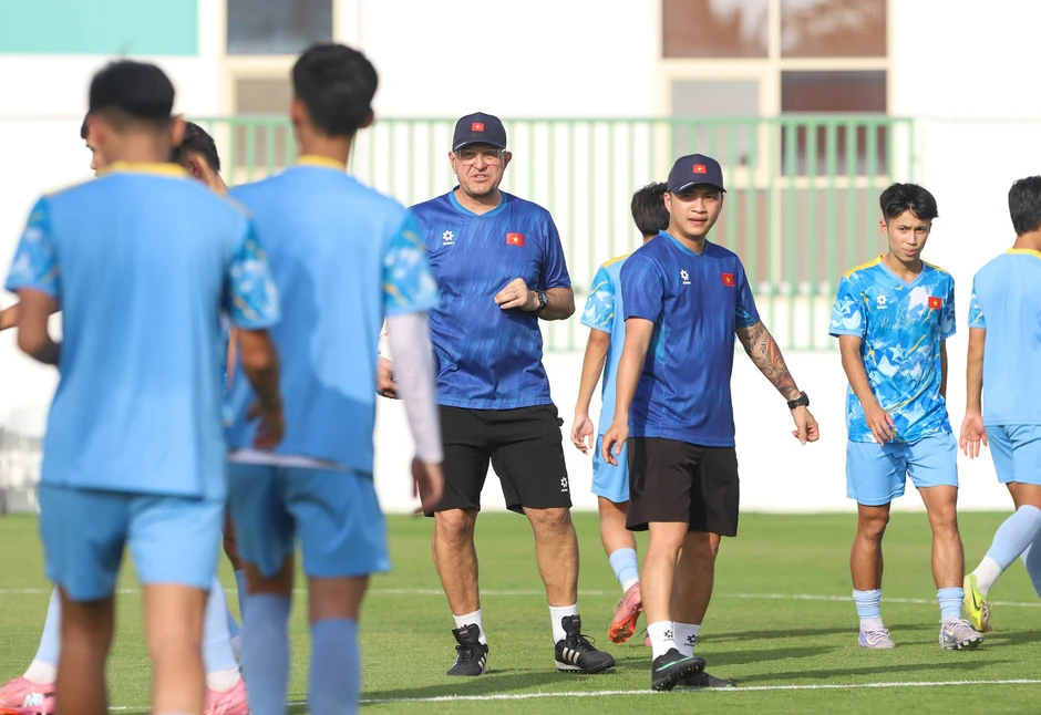 HLV Cristiano Roland yêu cầu U17 Việt Nam chơi đơn giản để thắng UAE
