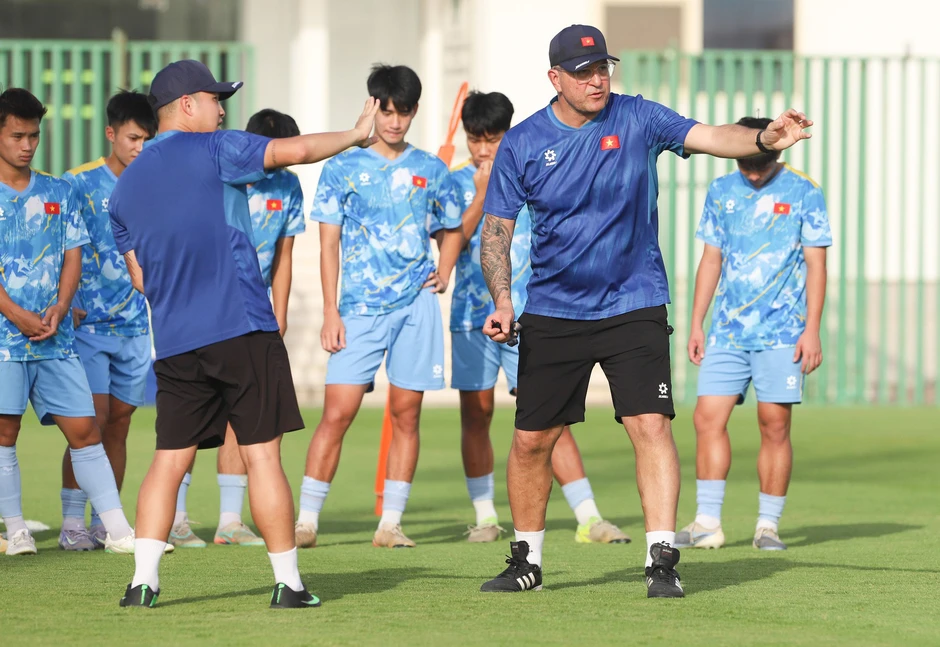 HLV Cristiano Roland yêu cầu U17 Việt Nam chơi đơn giản để thắng UAE