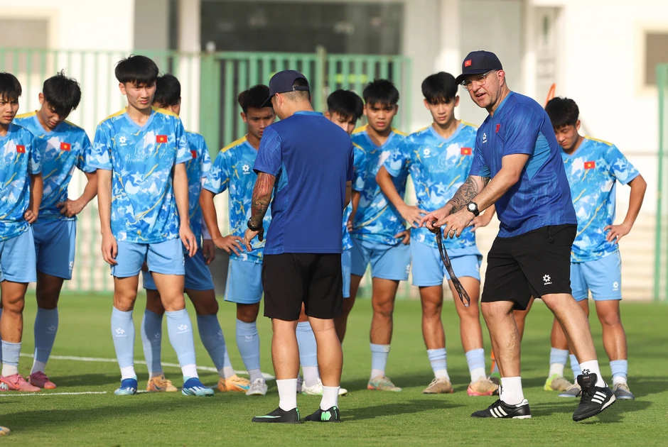 HLV Cristiano Roland yêu cầu U17 Việt Nam chơi đơn giản để thắng UAE