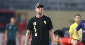 HLV Harry Kewell: Trọng tài ở Ngoại hạng Anh không bắt như ở V-League